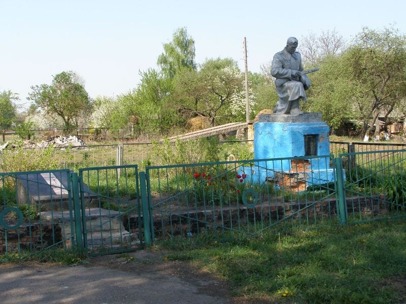 Братская могила у райбольницы в пгт Куликовка