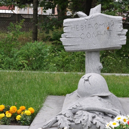 Братская могила у музея в с. Новые Петровцы Вышгородского района