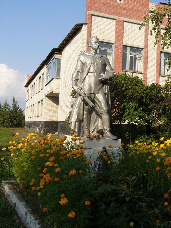 Братская могила у школы в с. Хибаловка Куликовского района