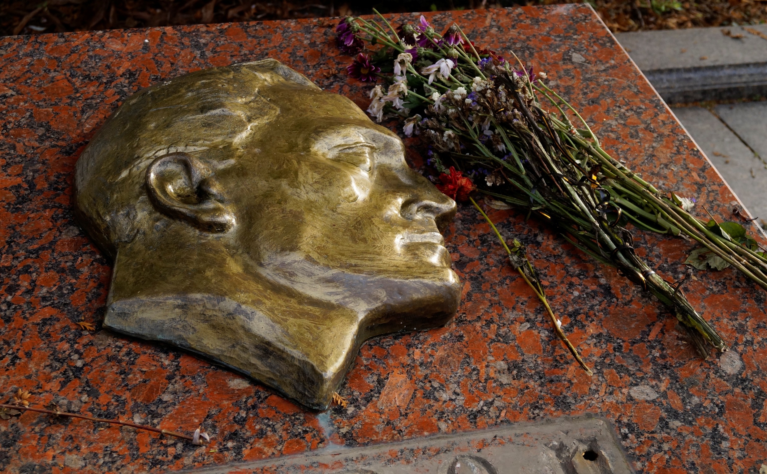 Могила разведчика Николая Кузнецова на Холме Славы в г. Львове
