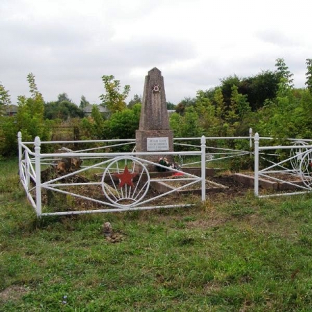 Братская могила на территории метеостанции в г. Нежин