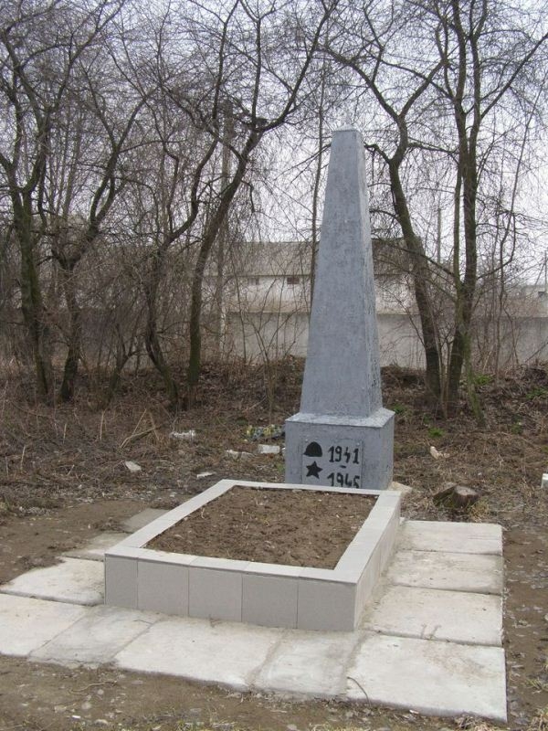 Братская могила на Петропавловском кладбище в пгт Березна Менского района