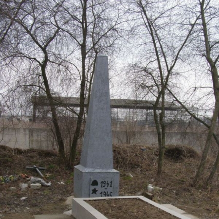 Братская могила на Петропавловском кладбище в пгт Березна Менского района