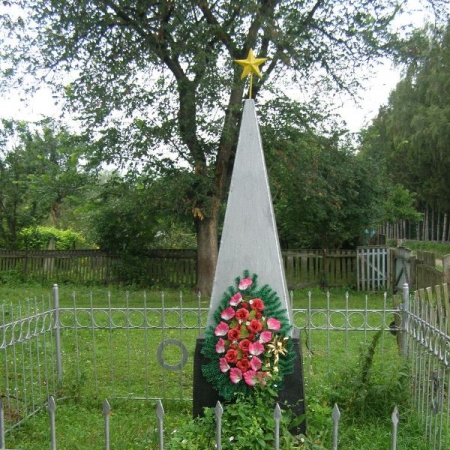 Братская могила в с. Борковка Менского района