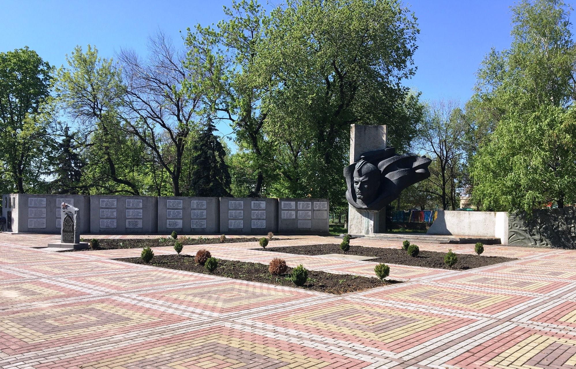 Братская могила в центре пос. Великая Новоселка