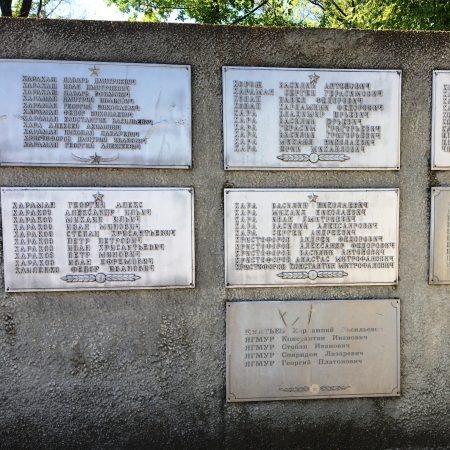 Памятник односельчанам в центре пос. Великая Новоселка