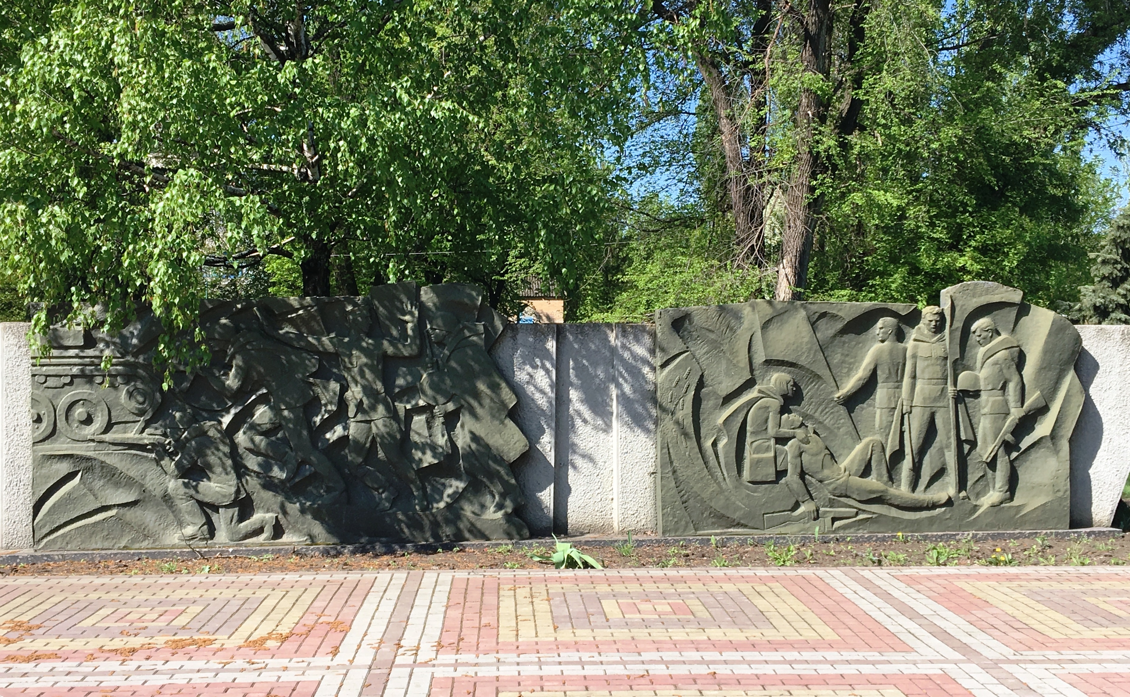 Братская могила в центре пос. Великая Новоселка