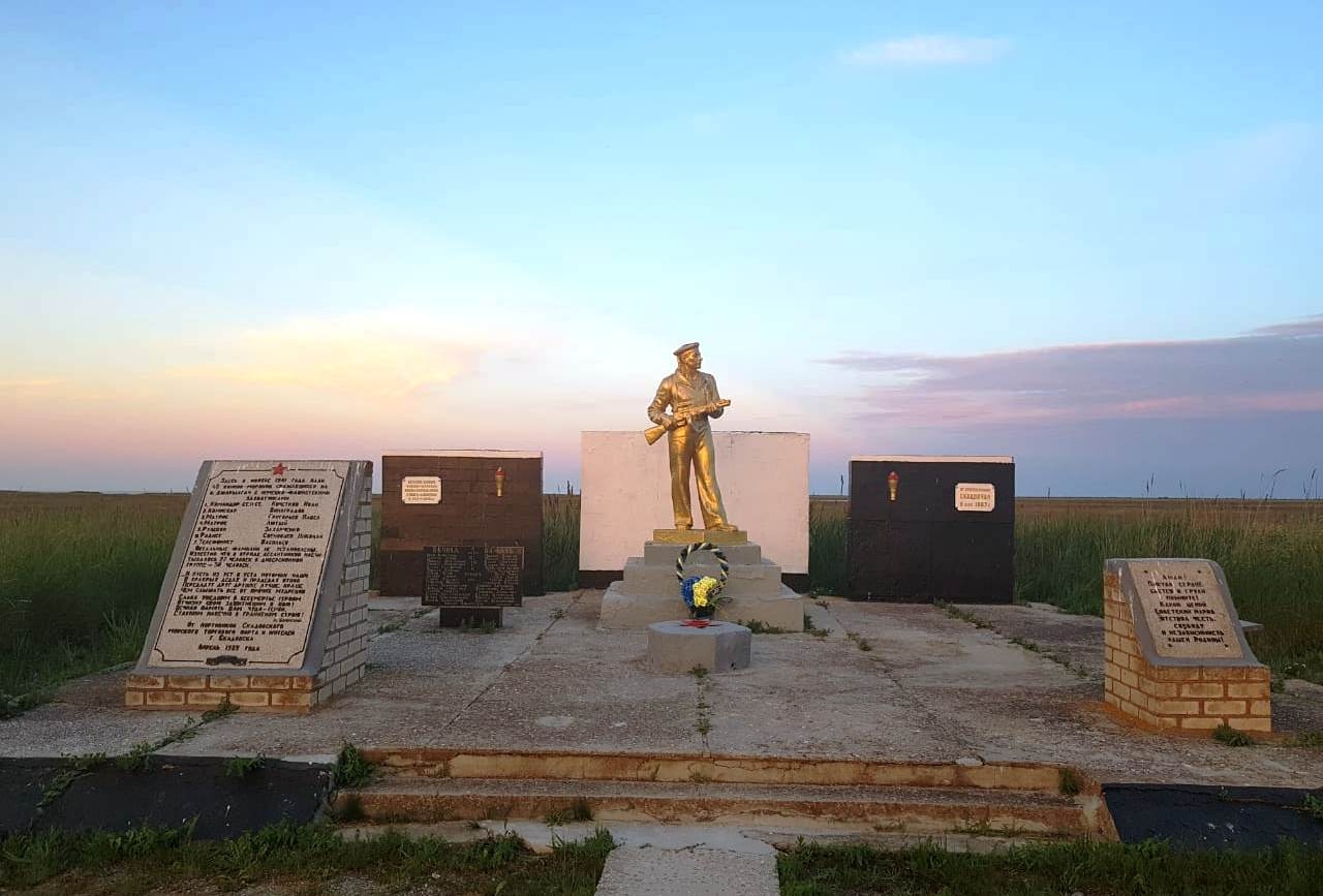 Братская могила на о. Джарылгач