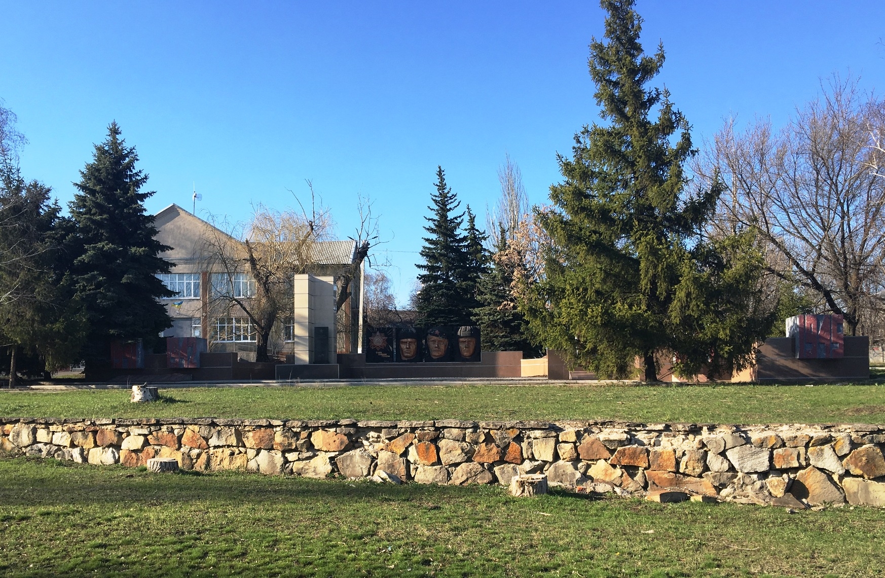 Братская могила в с. Доброполье Добропольского района