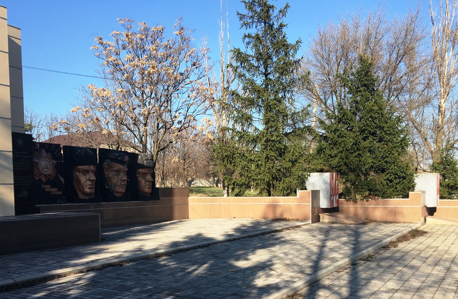 Братская могила в с. Доброполье Добропольского района