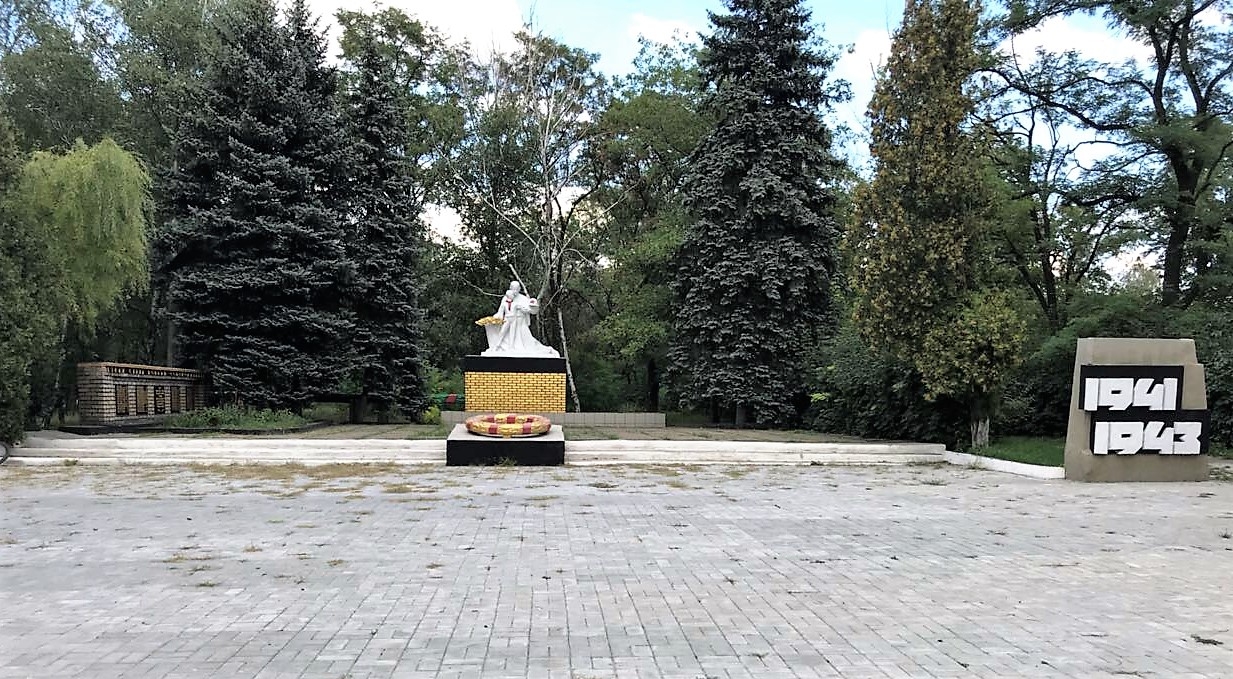 Братская могила в г. Белицкое Добропольского района Донецкой области