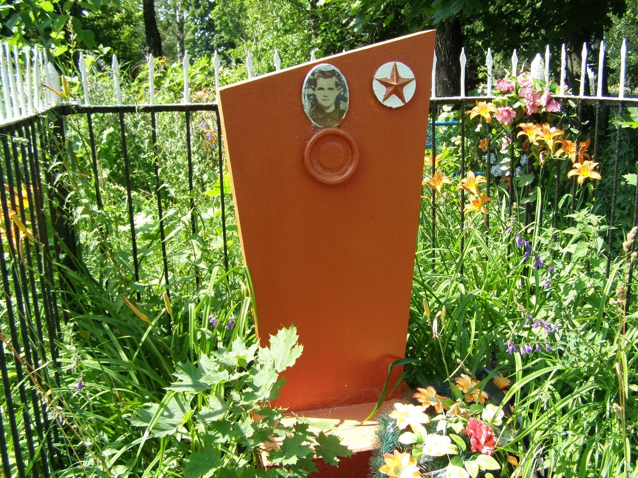 Могила партизана отряда им. Щорса Овчаренко А. М. убитого полицаями в 1943 г.