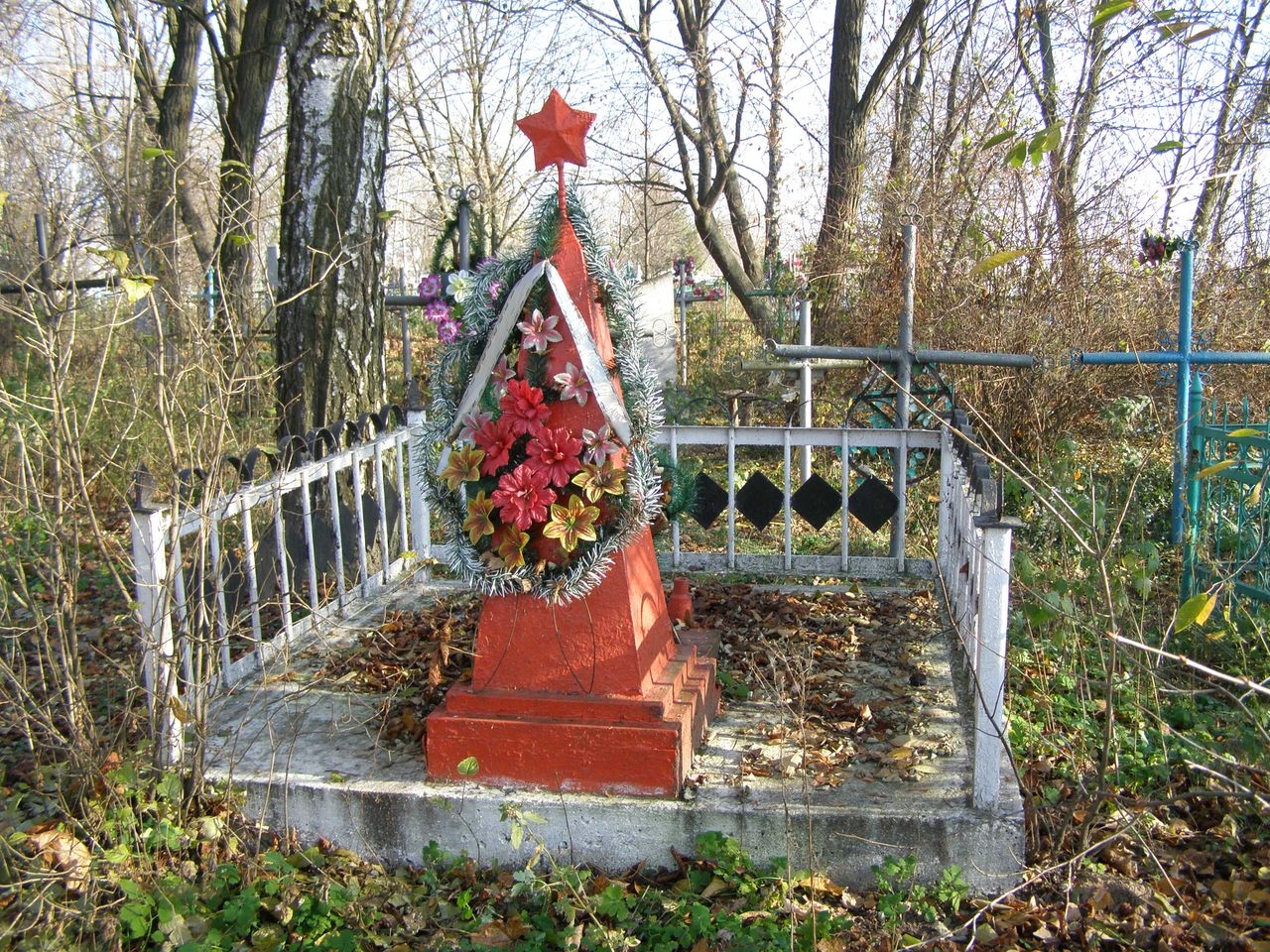 Братская могила двух неизвестных офицеров Красной Армии, расстрелянных немцами в сентябре 1943 г.