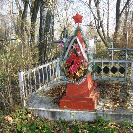 Братская могила двух неизвестных офицеров Красной Армии, расстрелянных немцами в сентябре 1943 г.