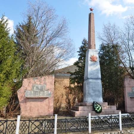 Братская могила в с. Лемеши Козелецкого района 
