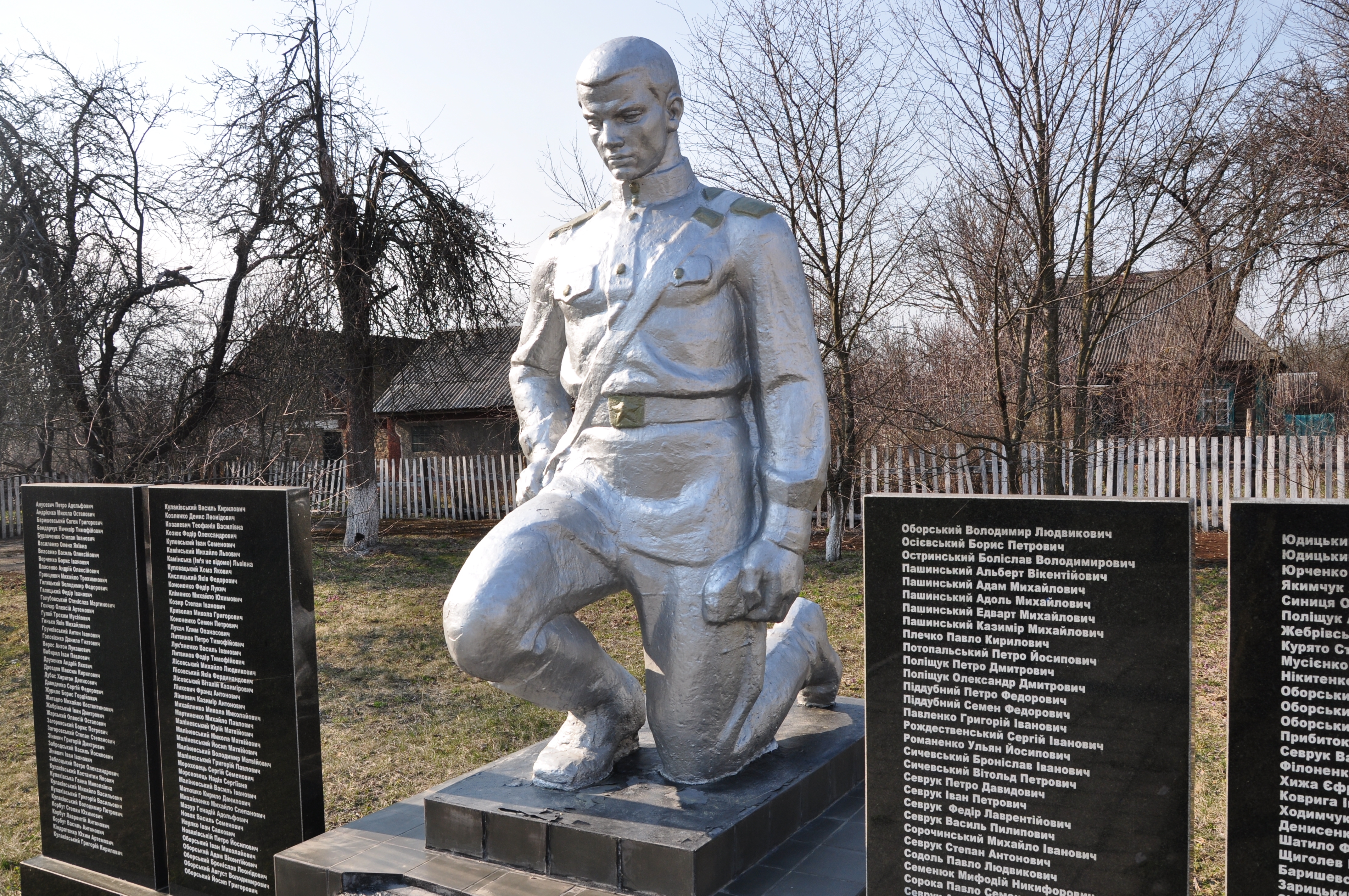 Памятник односельчанам в с. Жмиевка Иванковского района