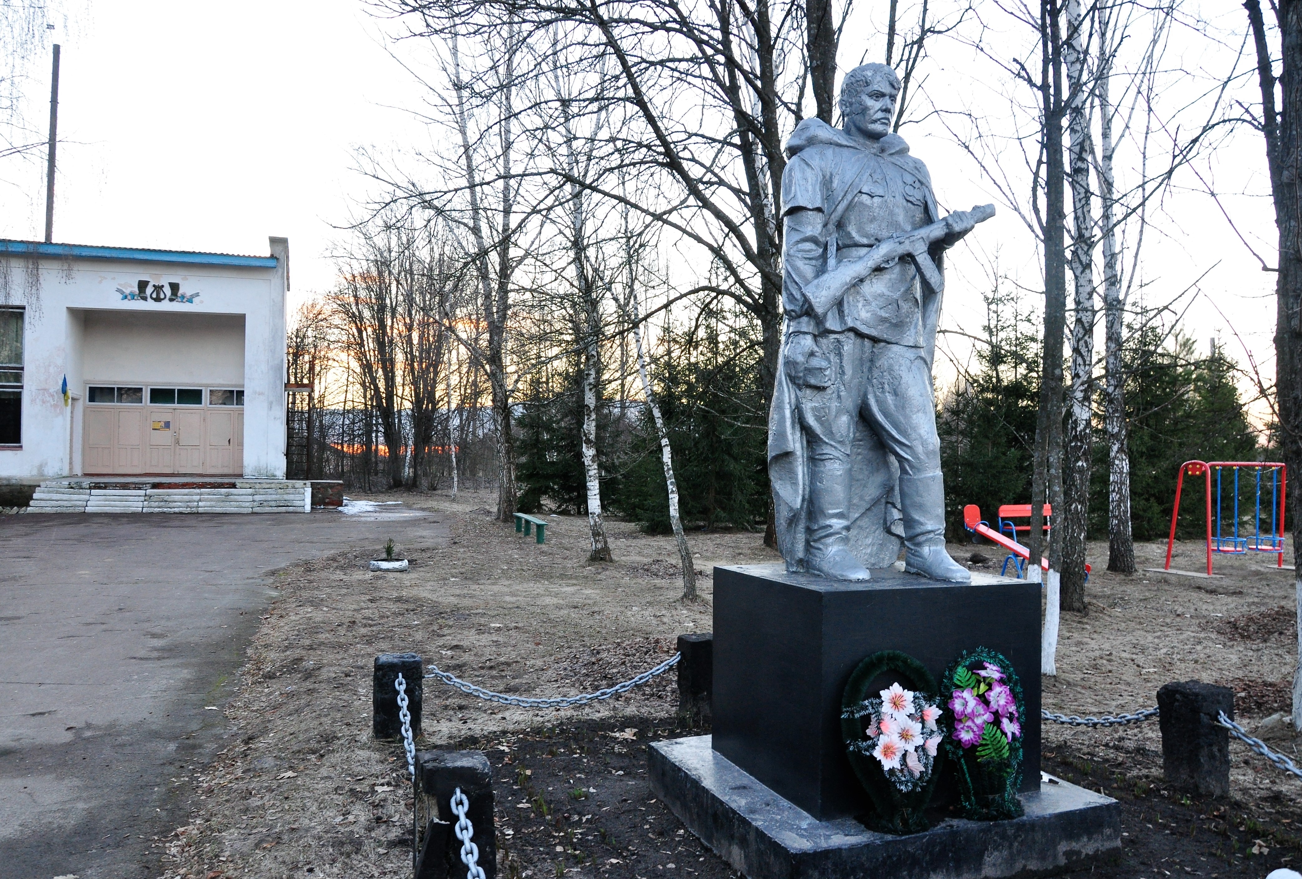 Братская могила в с. Сахутовка Корюковского района