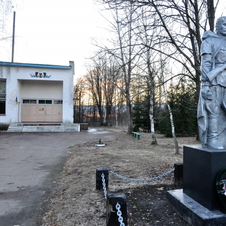 Братская могила в с. Сахутовка Корюковского района