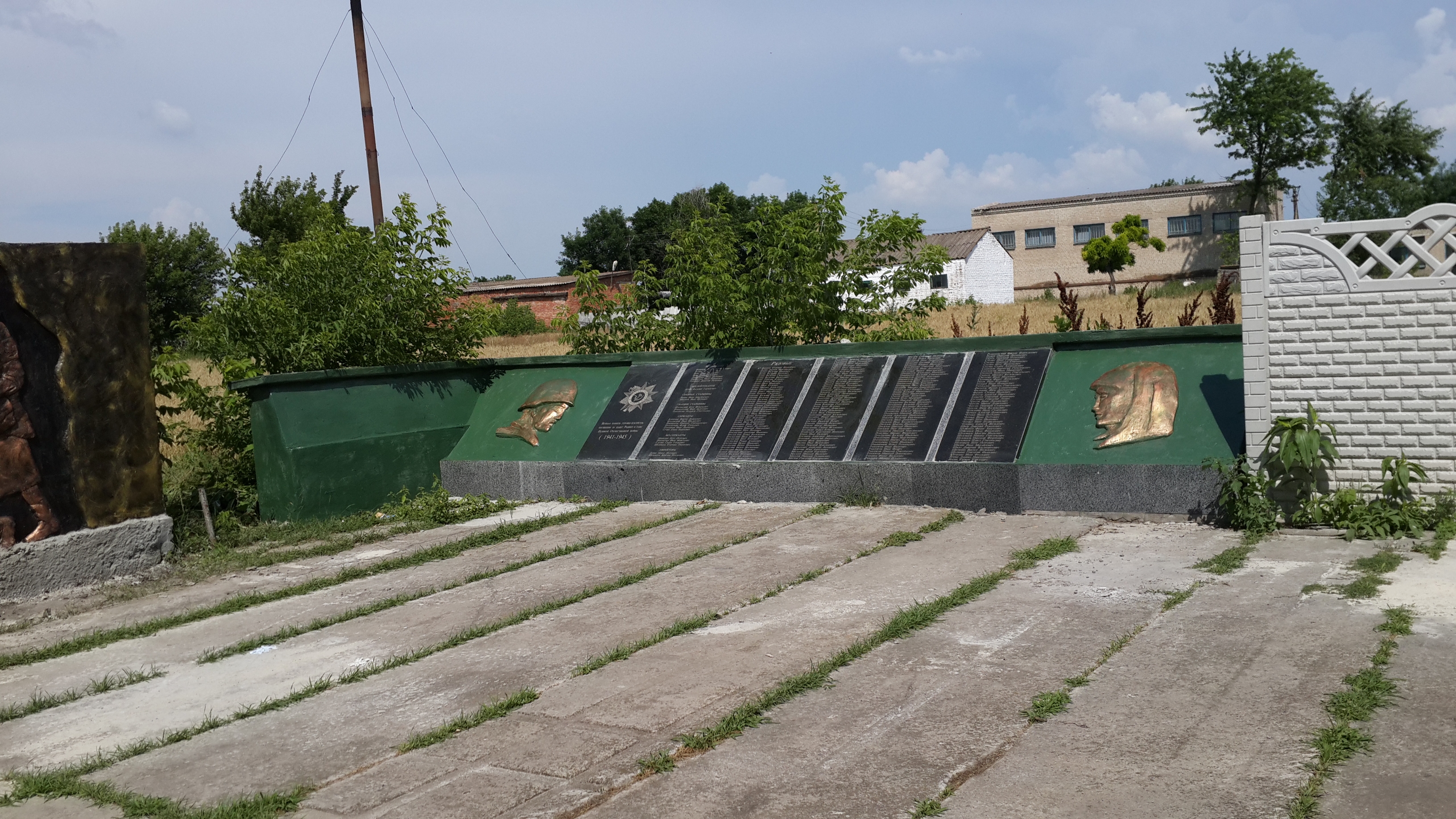 Братская могила в с. Матвеевка Веселовского района