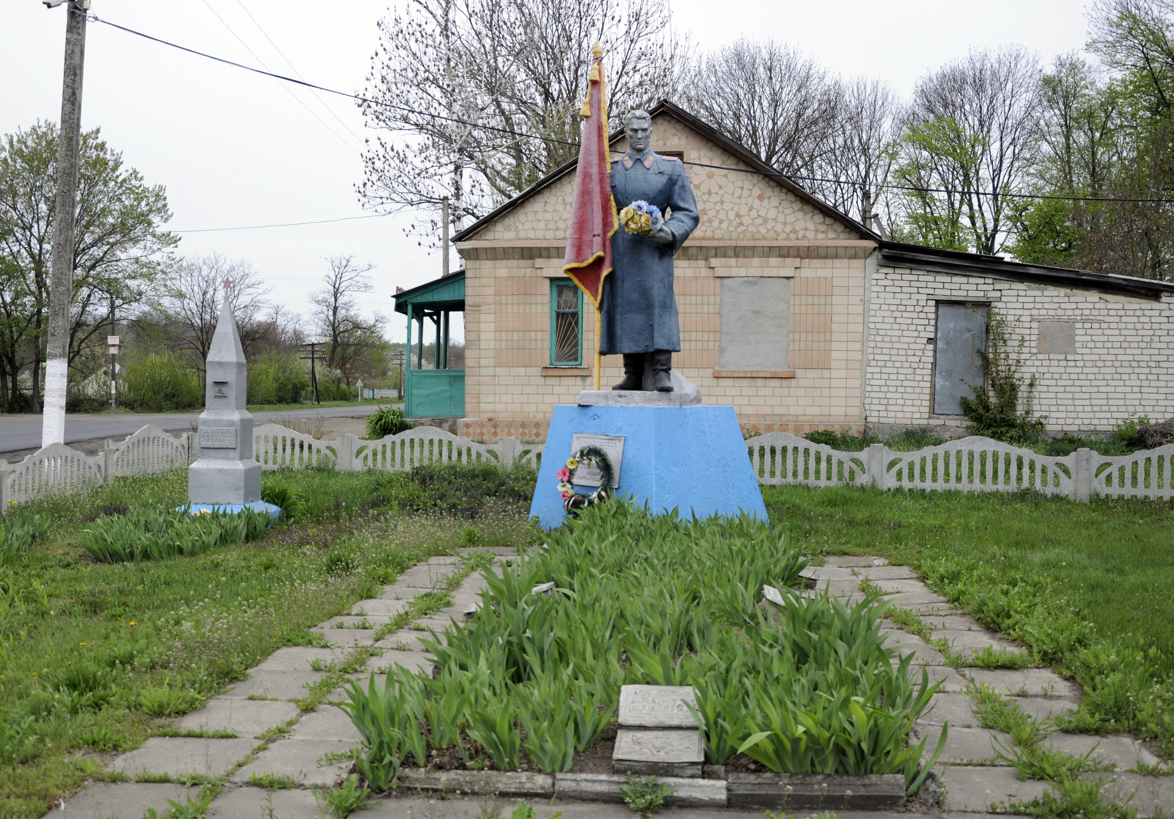 Братская могила в центре с. Орловец Городищенского района