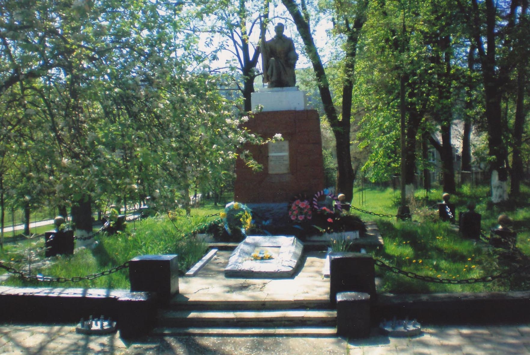 Братская могила у РГА в пгт. Верховина