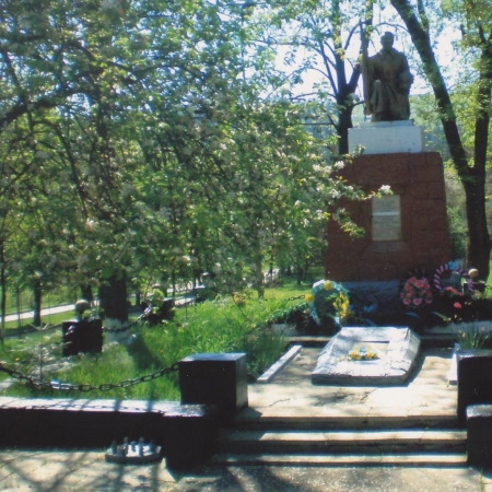 Братская могила у Верховинской РГА