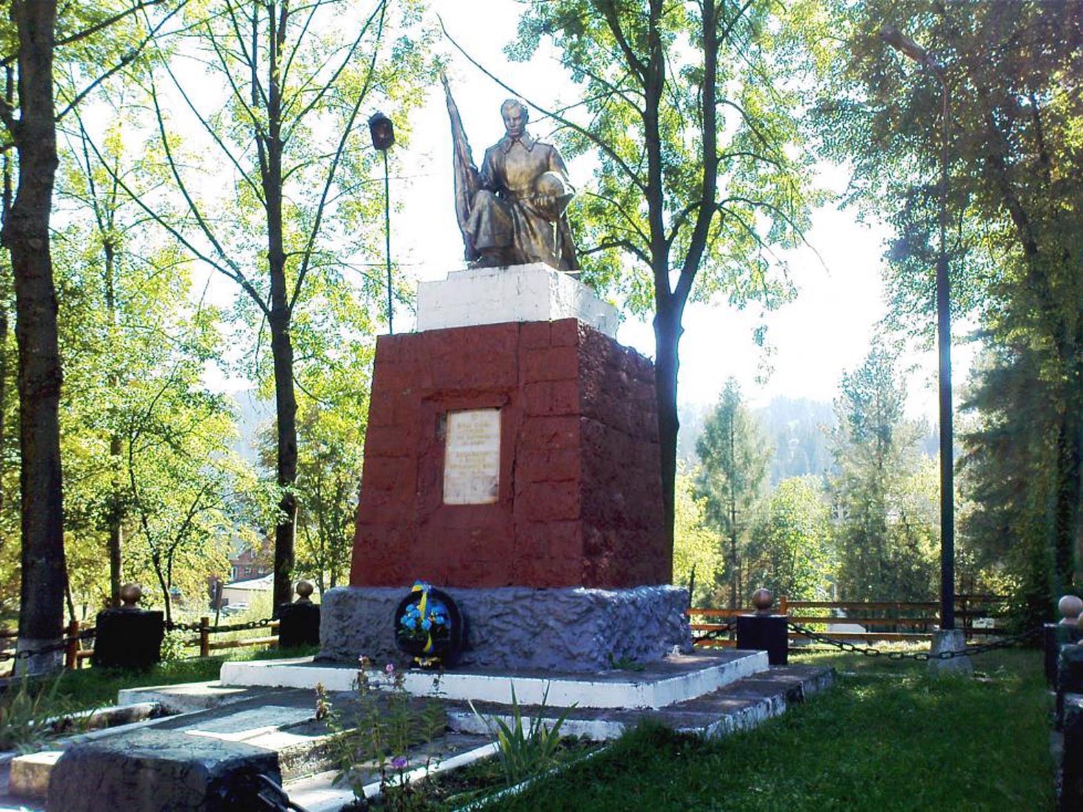 Братская могила у РГА в пгт. Верховина