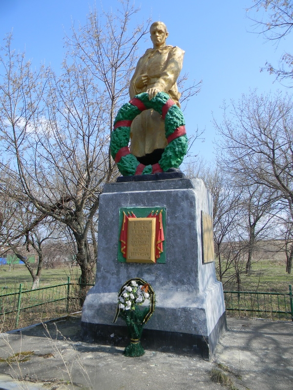 Братская могила в центре с. Сороковка Харьковского района
