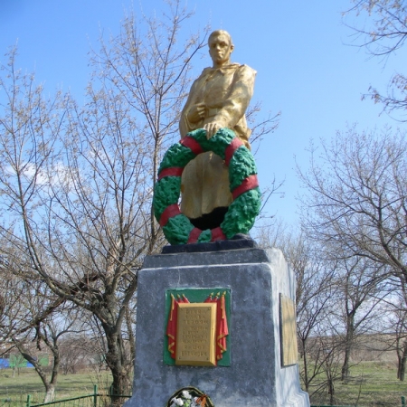 Братская могила в центре села