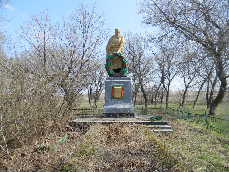 Братская могила в центре с. Сороковка Харьковского района