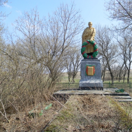 Братская могила в центре с. Сороковка Харьковского района