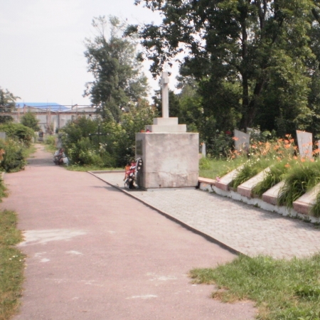 Братская могила в центральной части кладбища по ул. Киевской