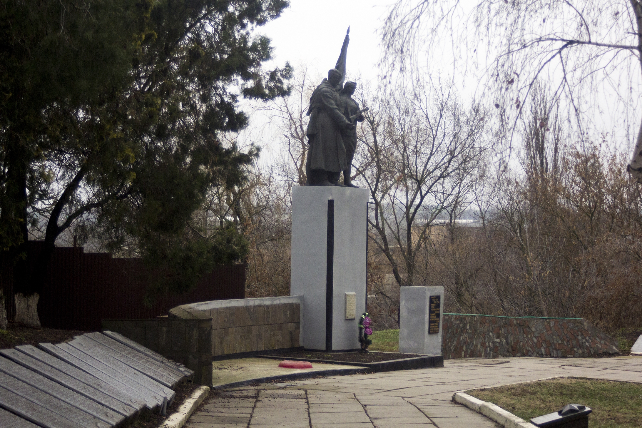 Братская могила в пгт. Петрово Петровского района