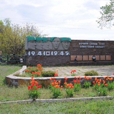 Братская могила в с. Сергеевка Томаковского района