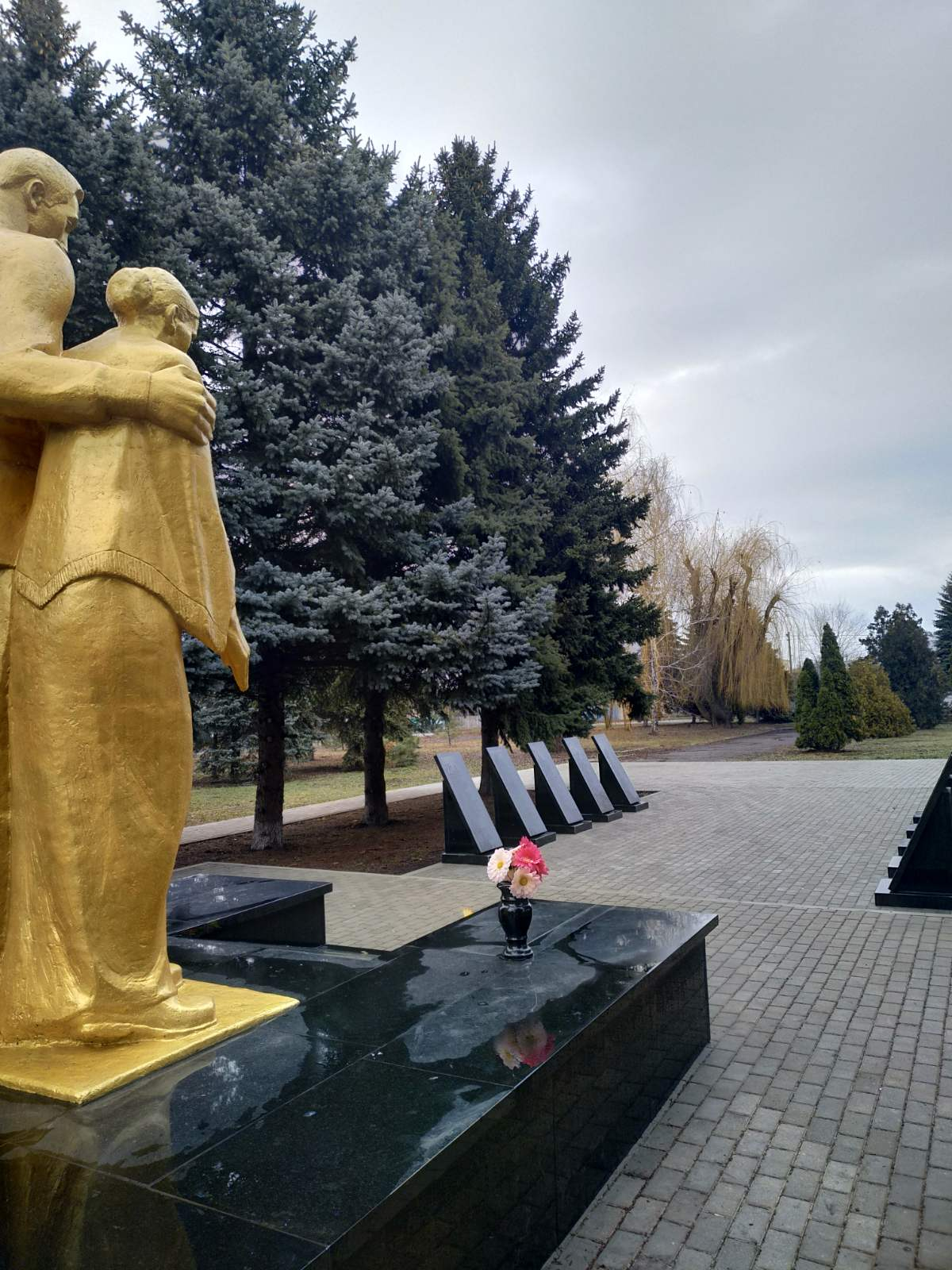 Братская могила в пгт Удачное Красноармейского района