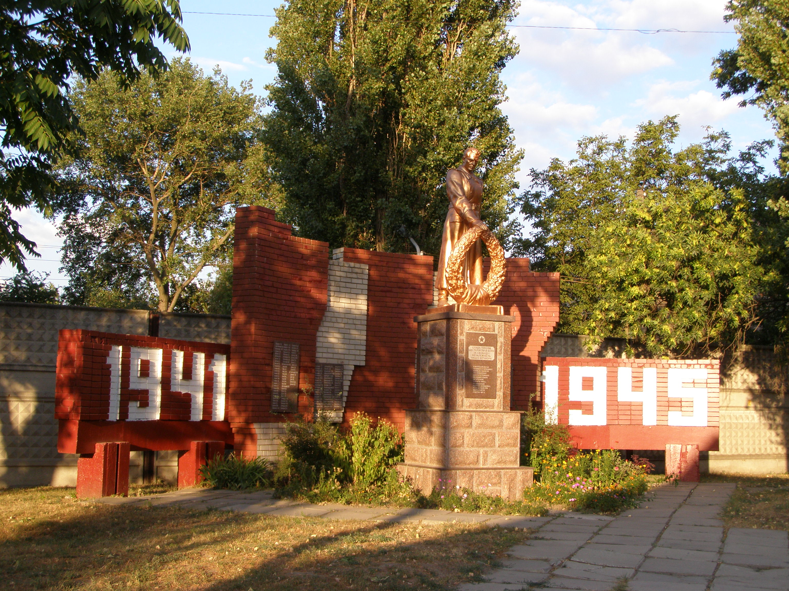 Братская могила на ул. Мильмана в пос. Лоцманская Каменка