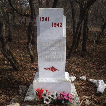 Памятник старшему сержанту К. И. Полоусову