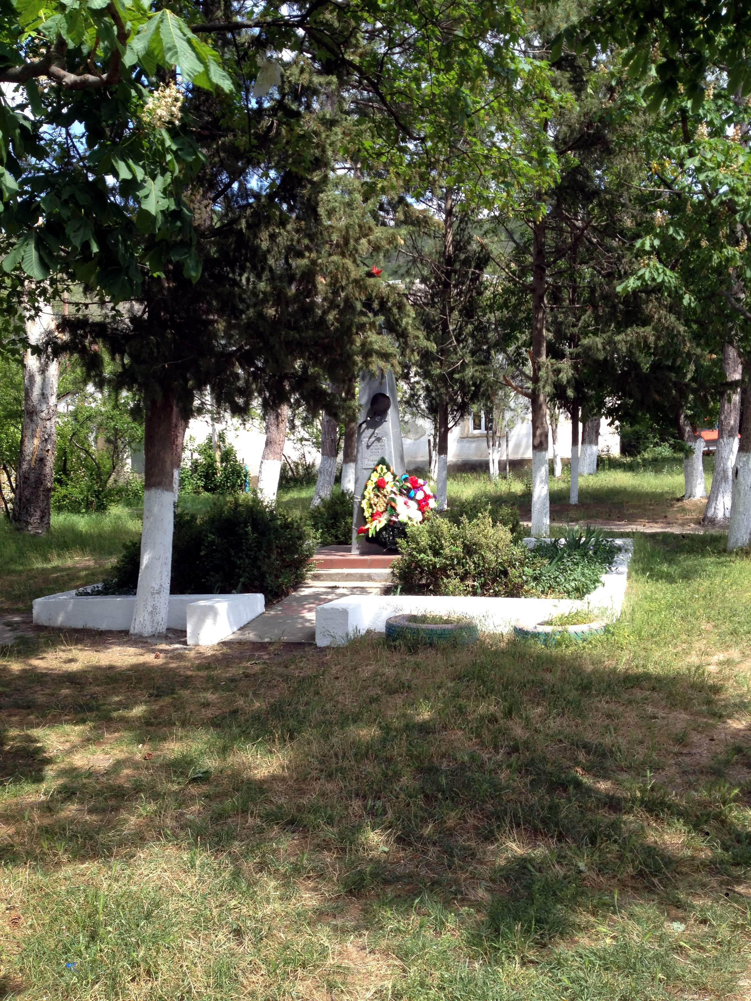 Братская могила в д. Ворон