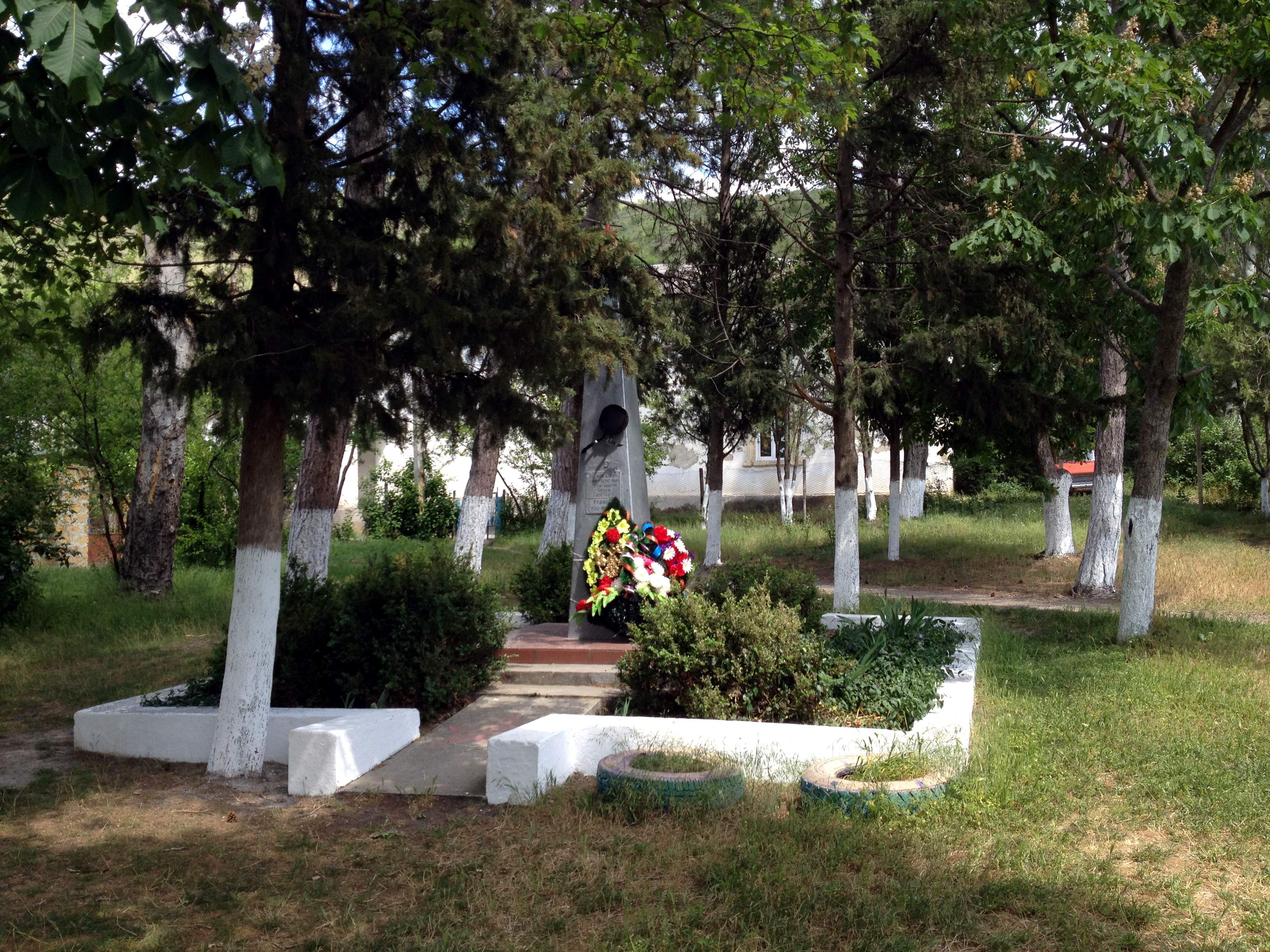 Братская могила в д. Ворон