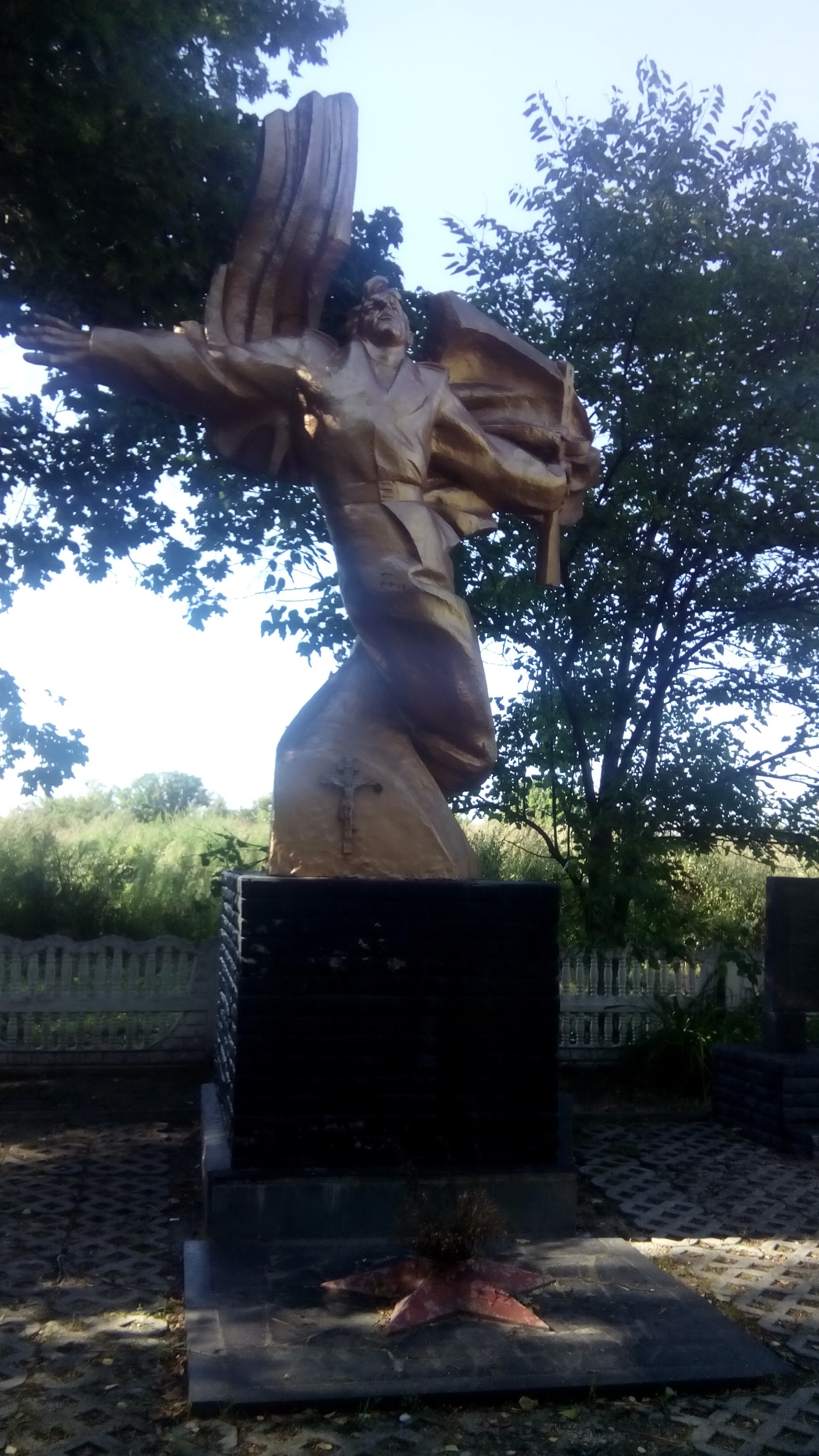 Мемориал в центре с. Вчерайше Ружинского района