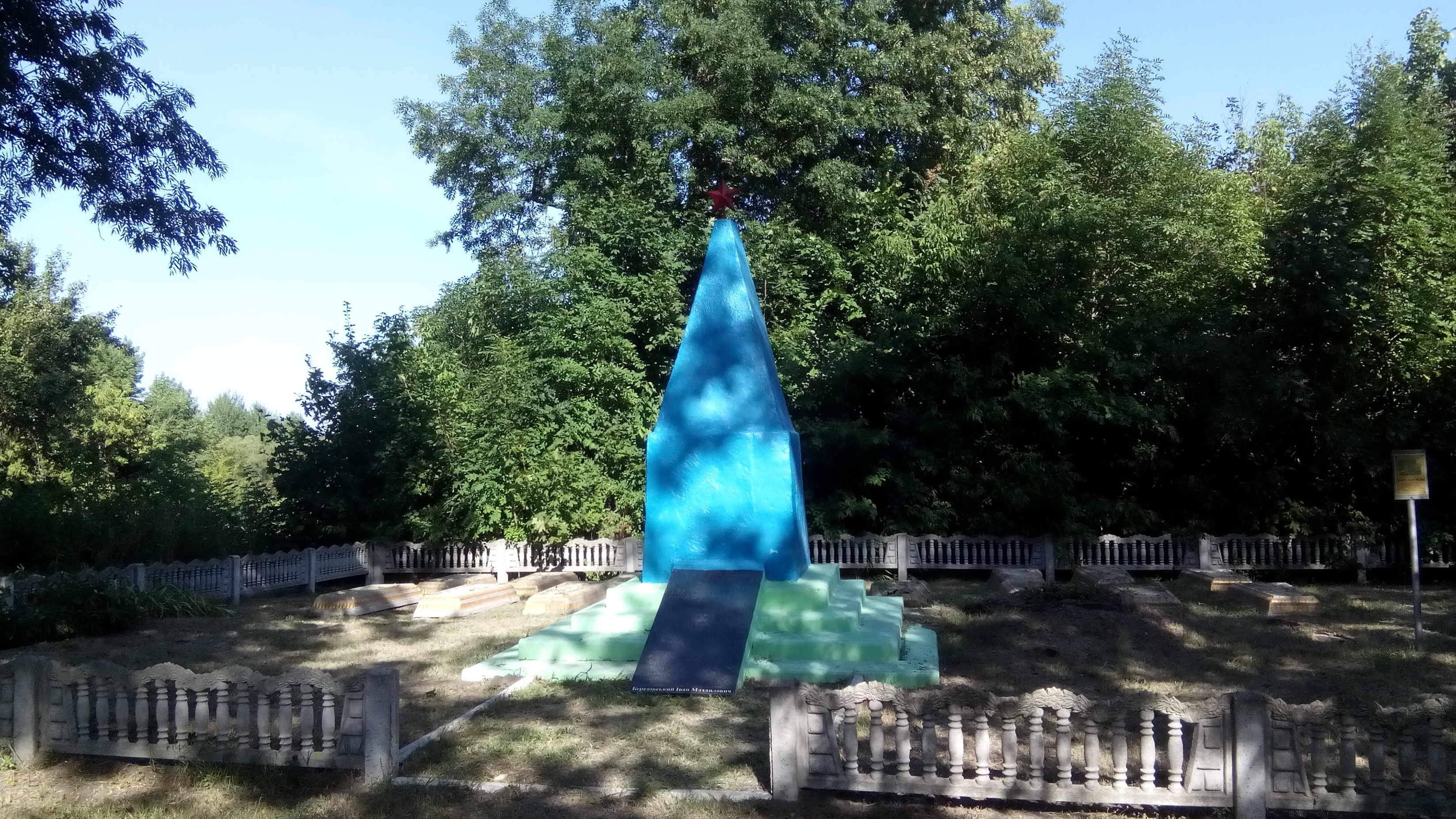 Мемориал у церкви в с. Чернорудка Ружинского района