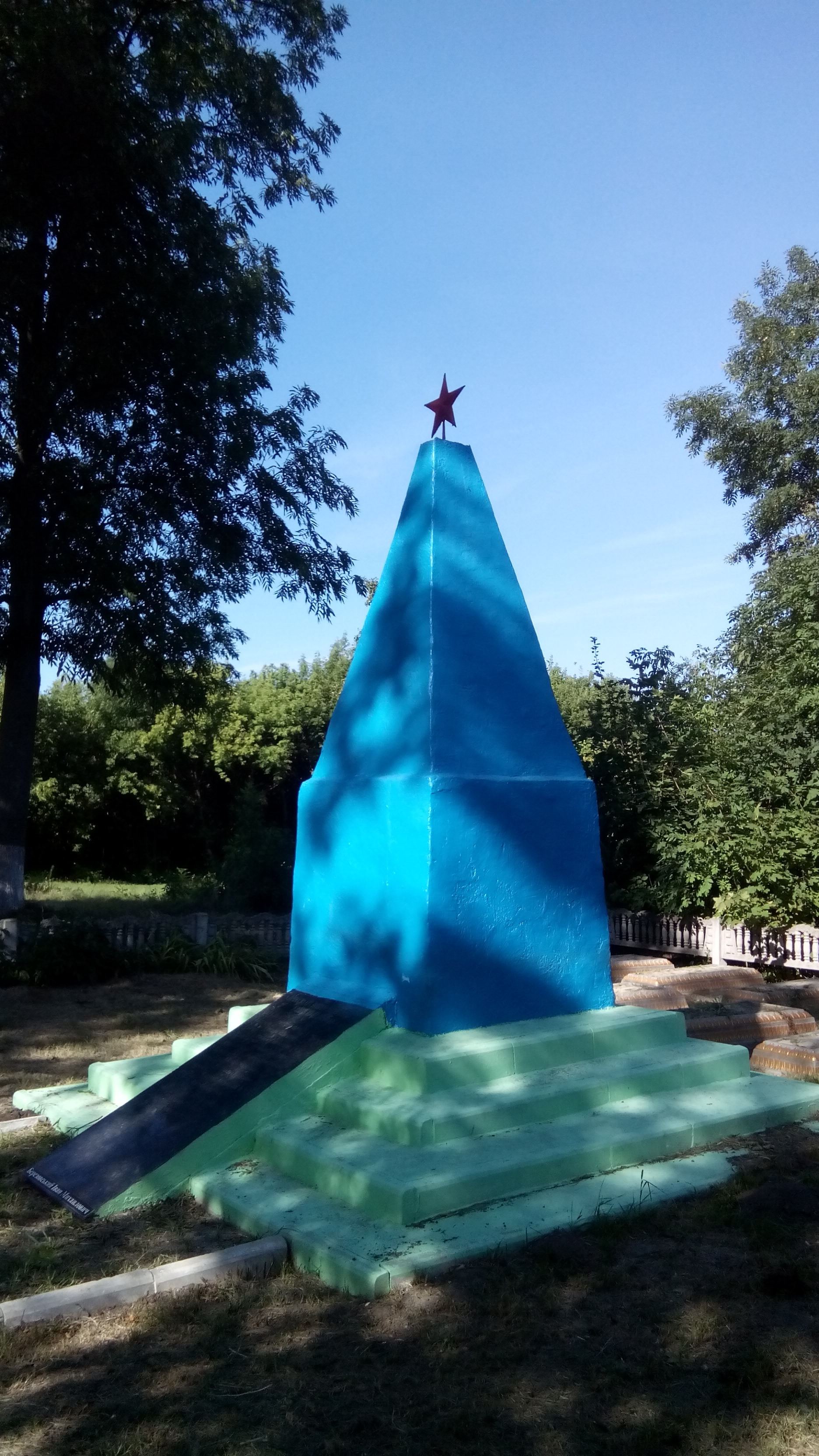 Мемориал у церкви в с. Чернорудка Ружинского района