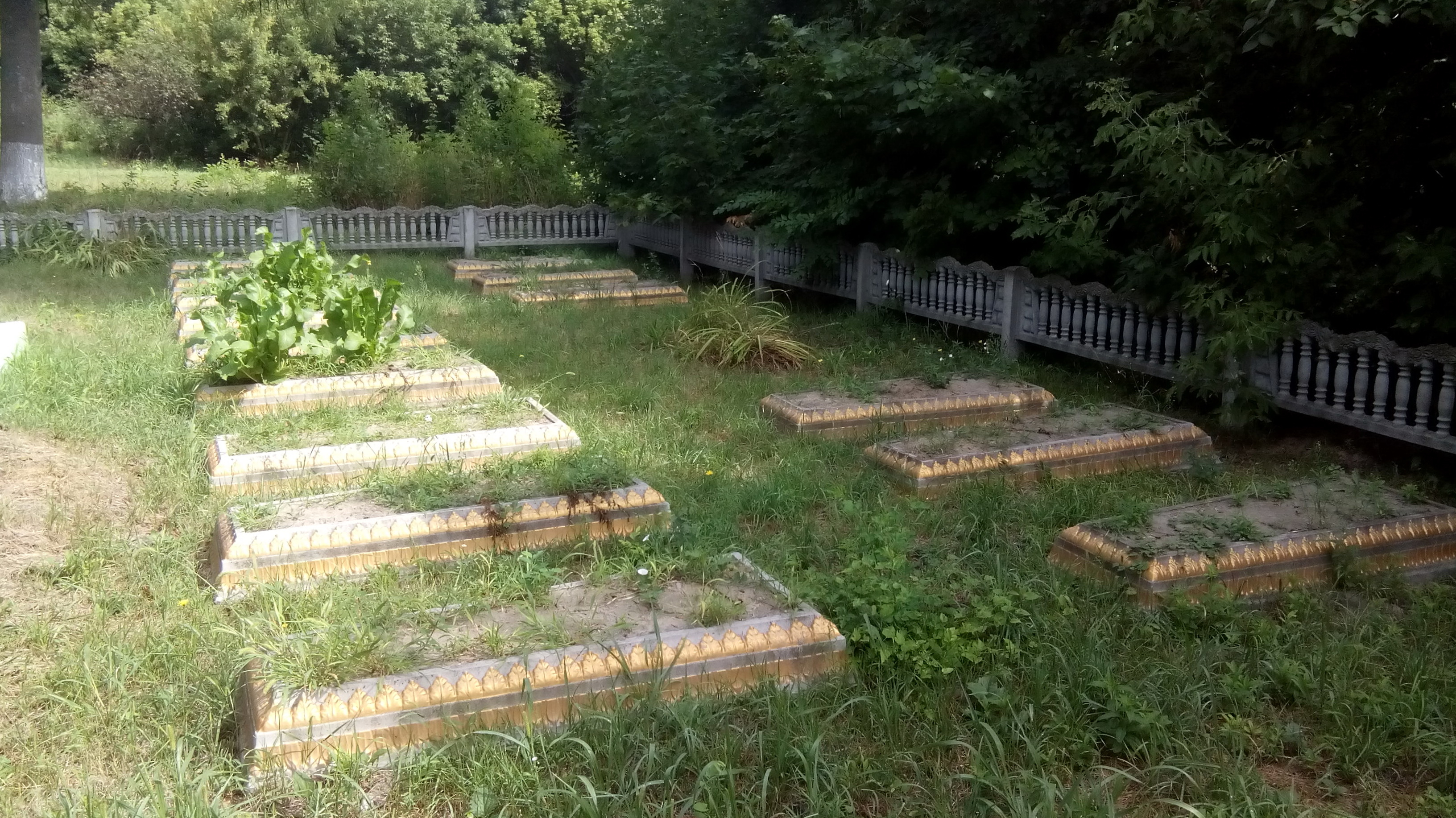 Мемориал у церкви в с. Чернорудка Ружинского района