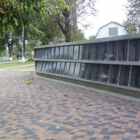 Братская могила в центре с. Русская Поляна Черкасского района