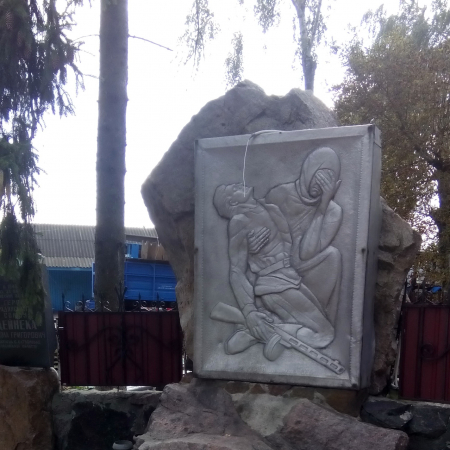 Братская могила в центре с. Русская Поляна Черкасского района