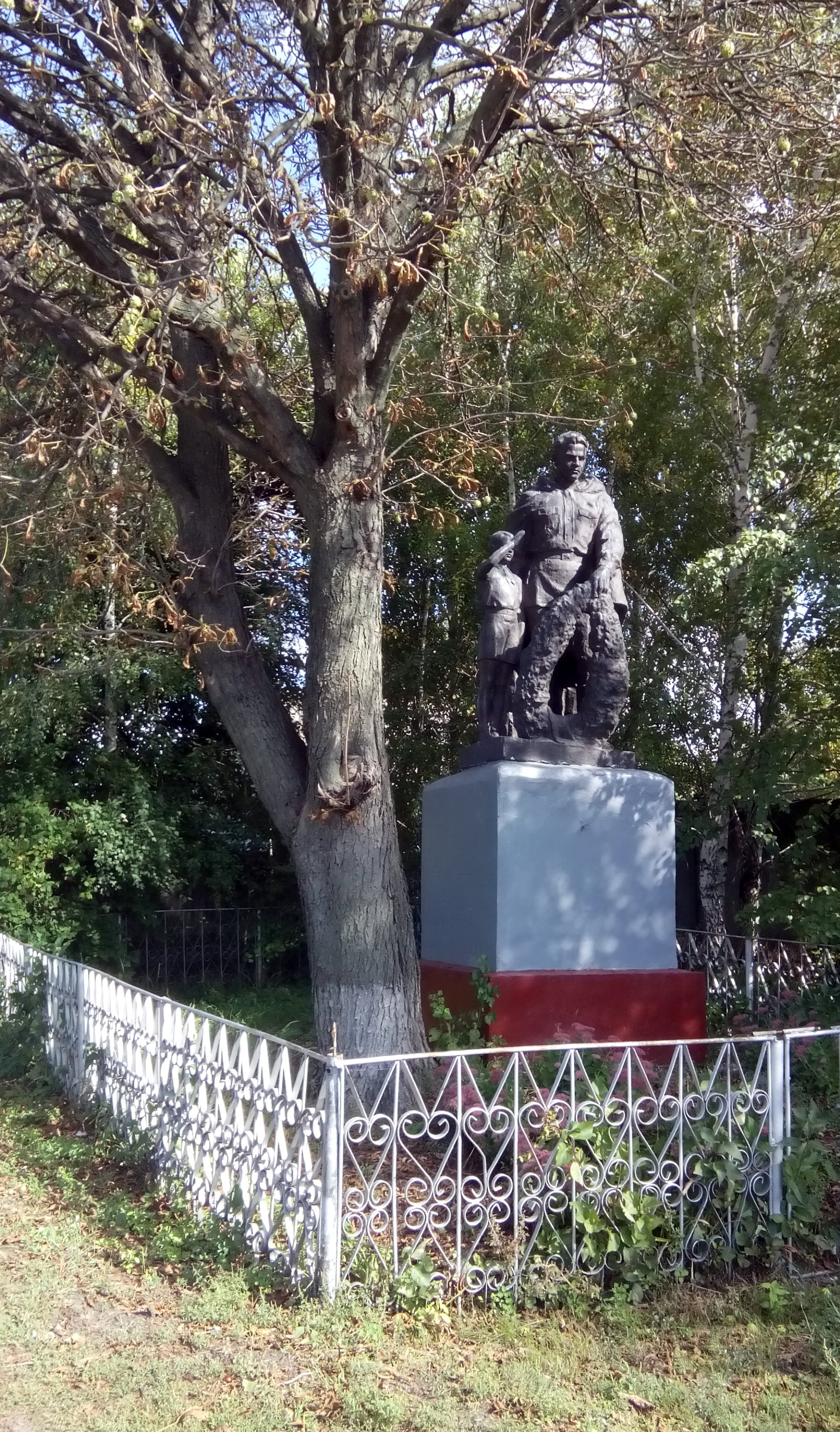 Братская могила в поле в с. Русская Поляна Черкасского района