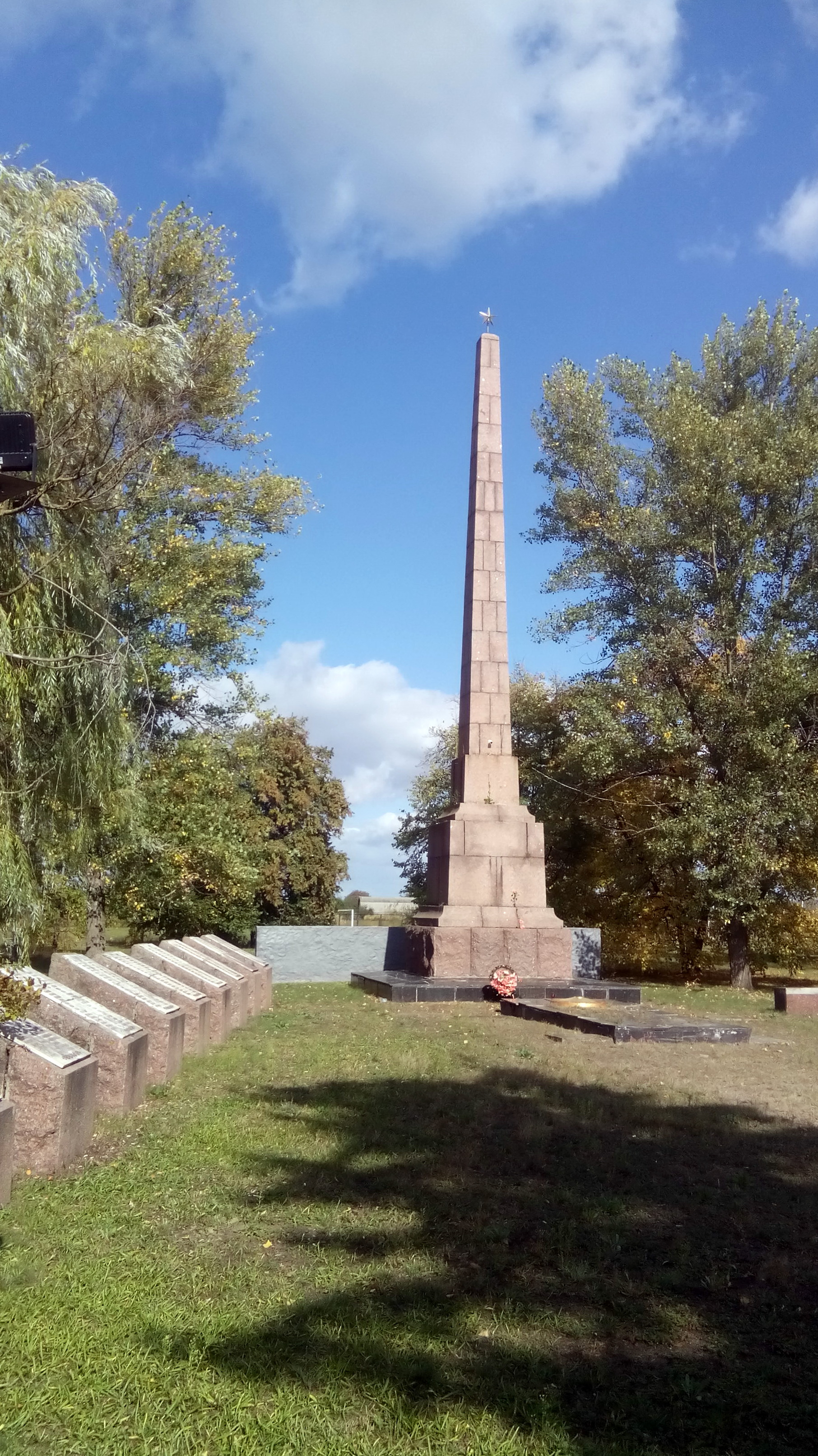 Братская могила в с. Мошны Черкасского района