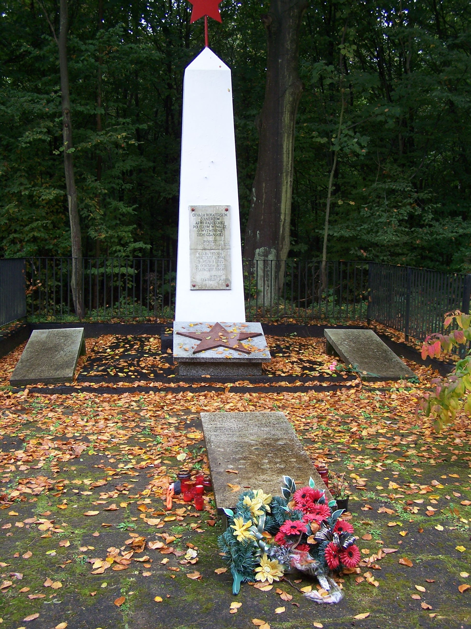 Военное кладбище в с. Варч