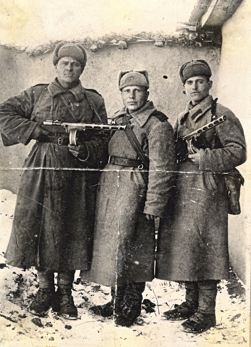 Заречный В. (первый слева), житель Херсонщины, с товарищами, участниками боев в районе Сиваша, 1943 г.
